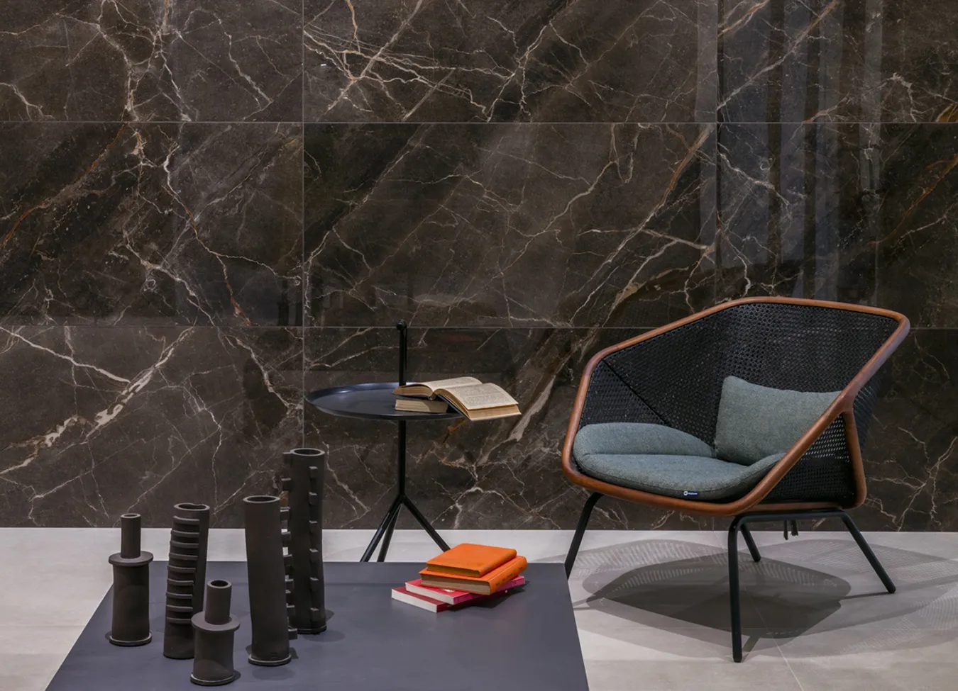 Элегантная стена из керамогранита под мрамор Ombra Moca коллекции 9cento, с дизайнерским креслом и современными аксессуарами.
