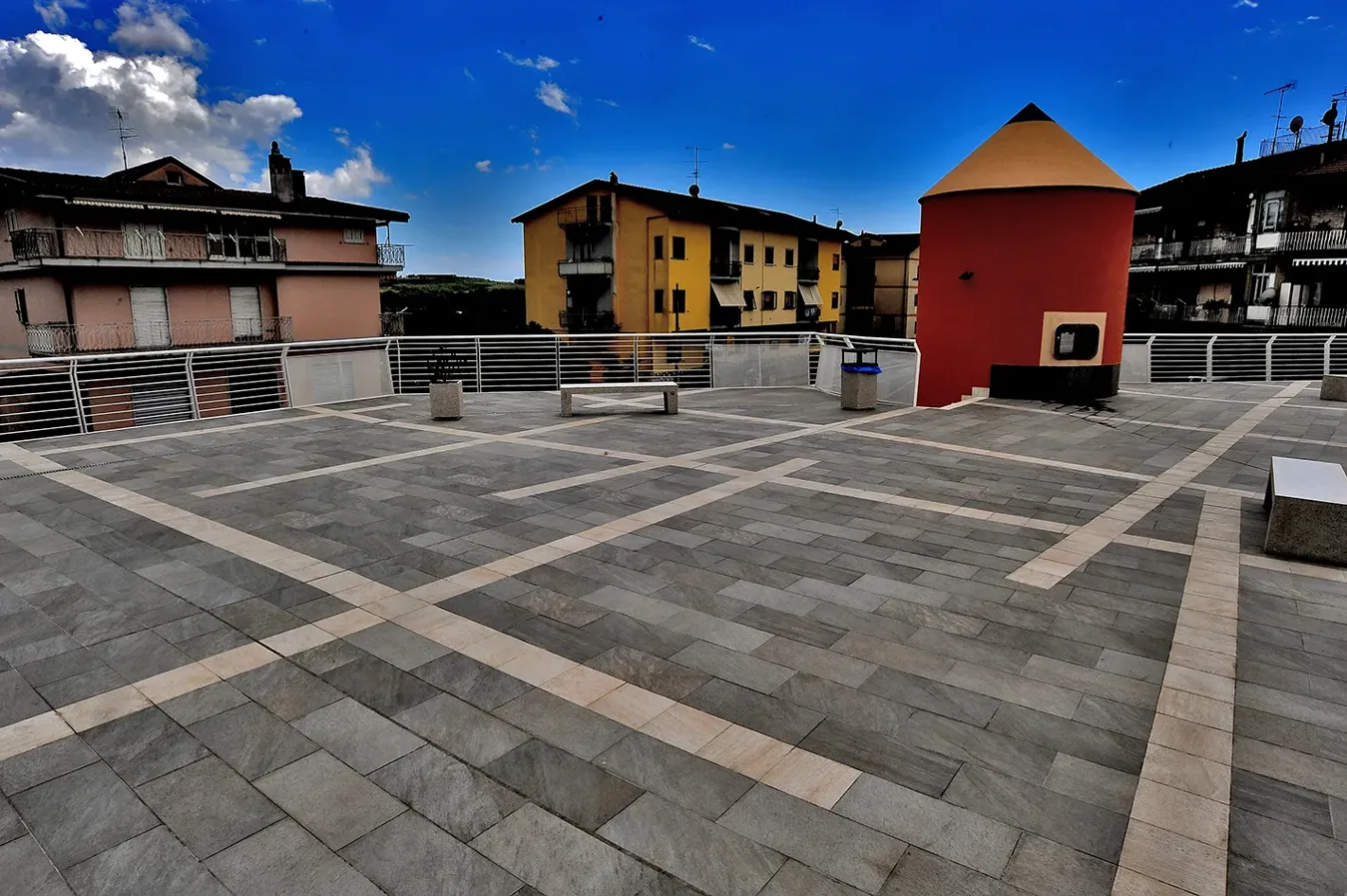 Piazza Campigliano renovada con varios formatos de baldosas de la colección Point, mostrando un diseño atractivo y moderno que realza el espacio urbano circundante.