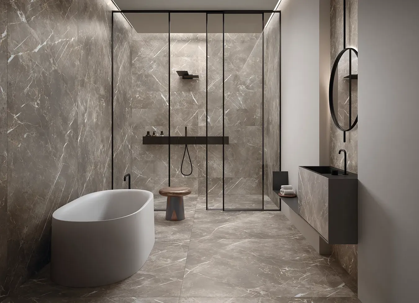 Элегантная ванная комната с отдельно стоящей ванной, душевым поддоном из крупных плит керамогранита и черными деталями отделки.