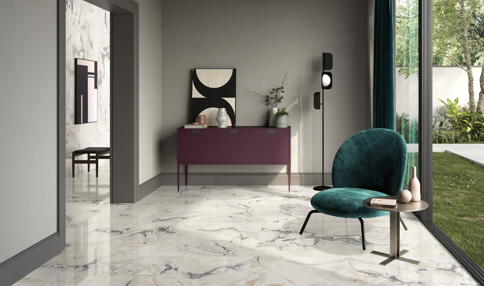 Interno elegante con pavimento di piastrelle effetto marmo Calacatta San Babila della collezione Interno4, poltrona in velluto turchese e consolle viola.