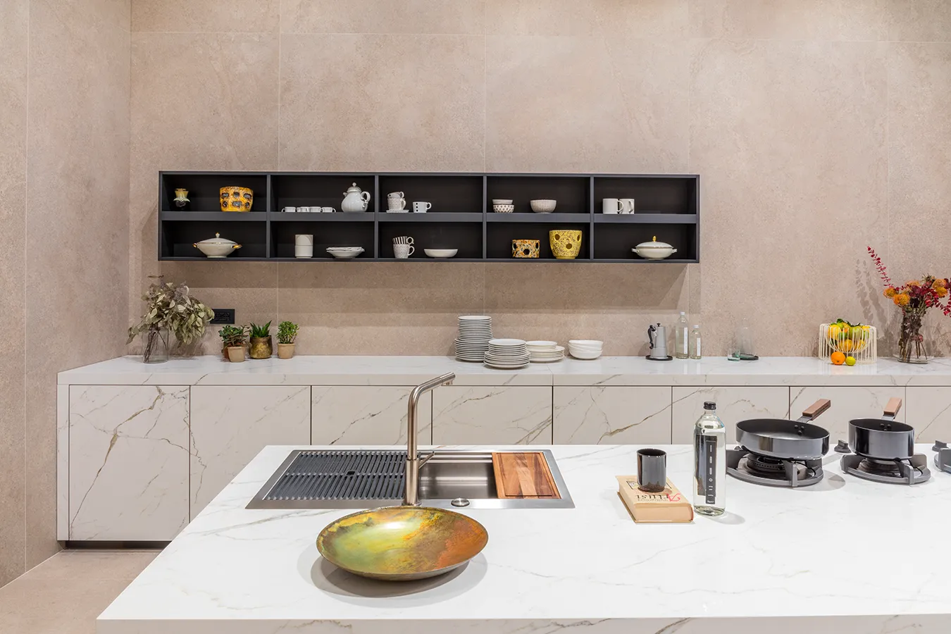 Кухонные столешницы из керамогранита: преимущества и стили