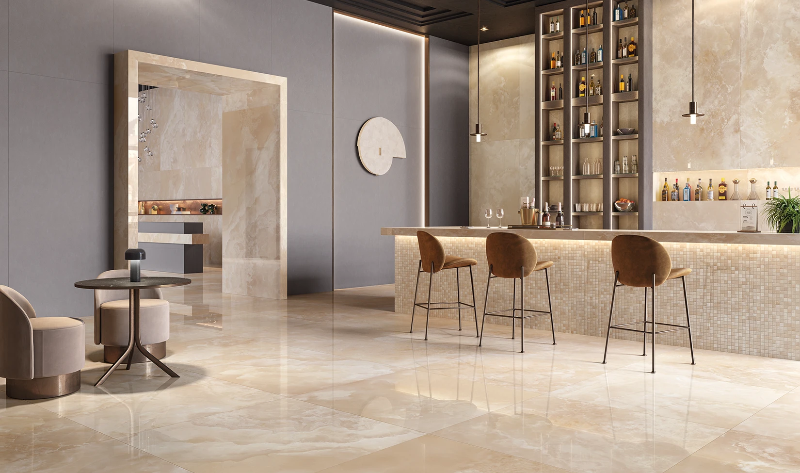 Elegante lobby di hotel con pavimento in gres porcellanato effetto marmo Onice colore Honey, zona bar con sgabelli moderni e illuminazione calda.
