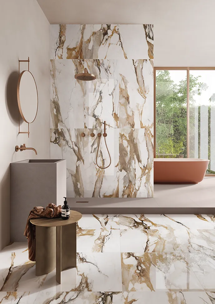 Bagno moderno con piastrelle in gres porcellanato effetto marmo della collezione 9cento, che mostra eleganza e design contemporaneo.