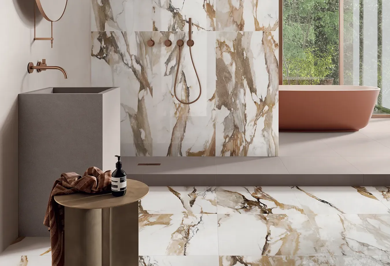 Bagno lussuoso con gres porcellanato 9cento Alba Oro, effetto marmo art deco, accenti rame e natura esterna.