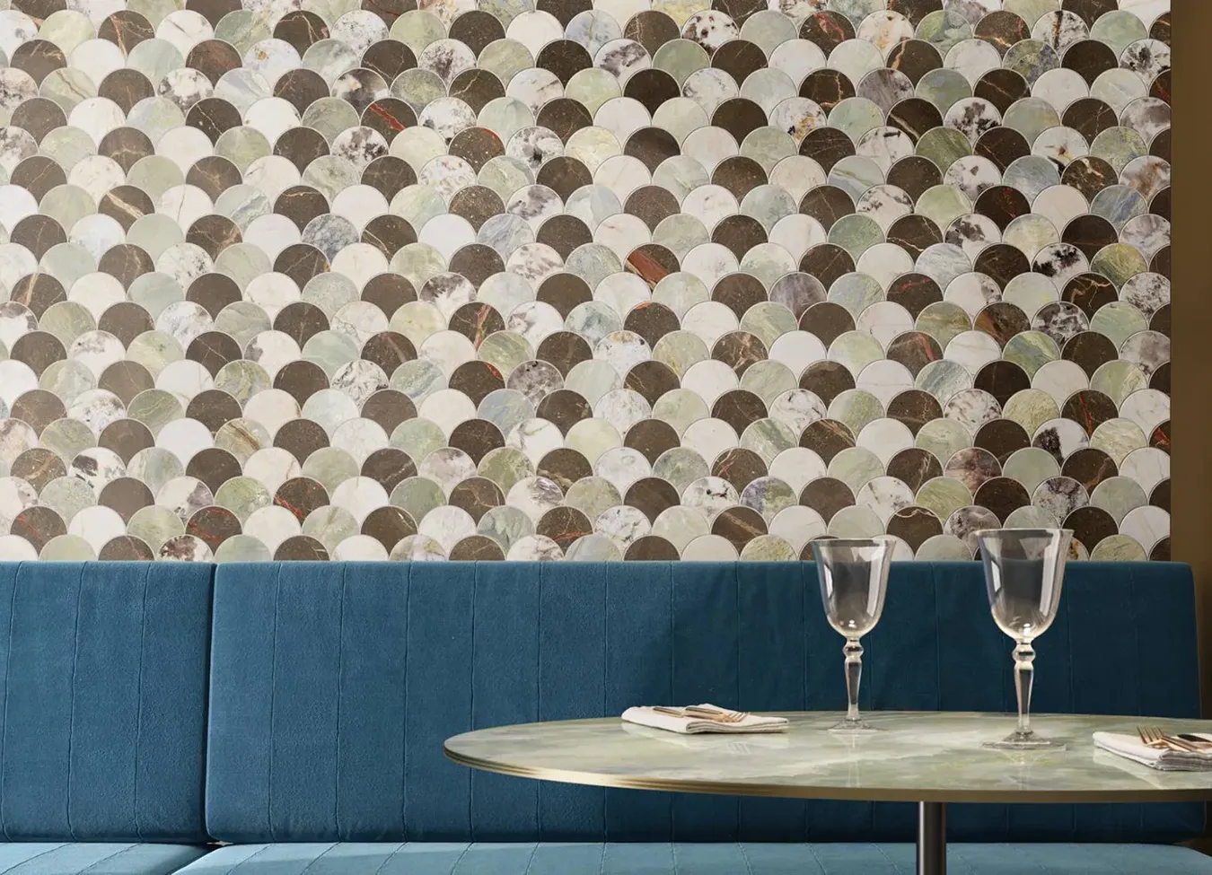 Pared de gres efecto mármol con diseño mosaico de la colección 9cento en un entorno de restaurante elegante.