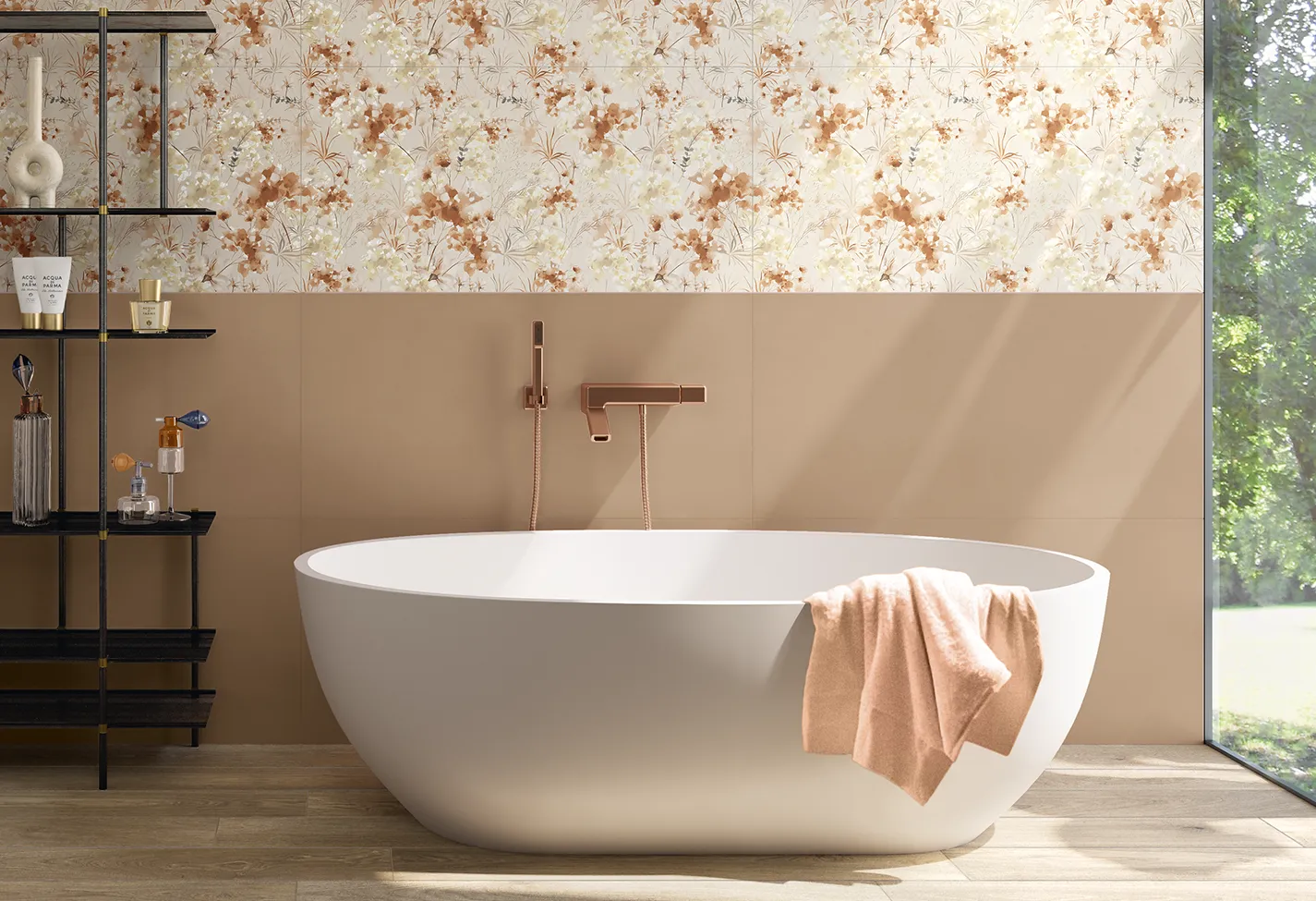 Bagno moderno con vasca freestanding, pavimento con piastrelle effetto legno colore Bone e parete con piastrelle decorate Watercolor della collezione Journey.