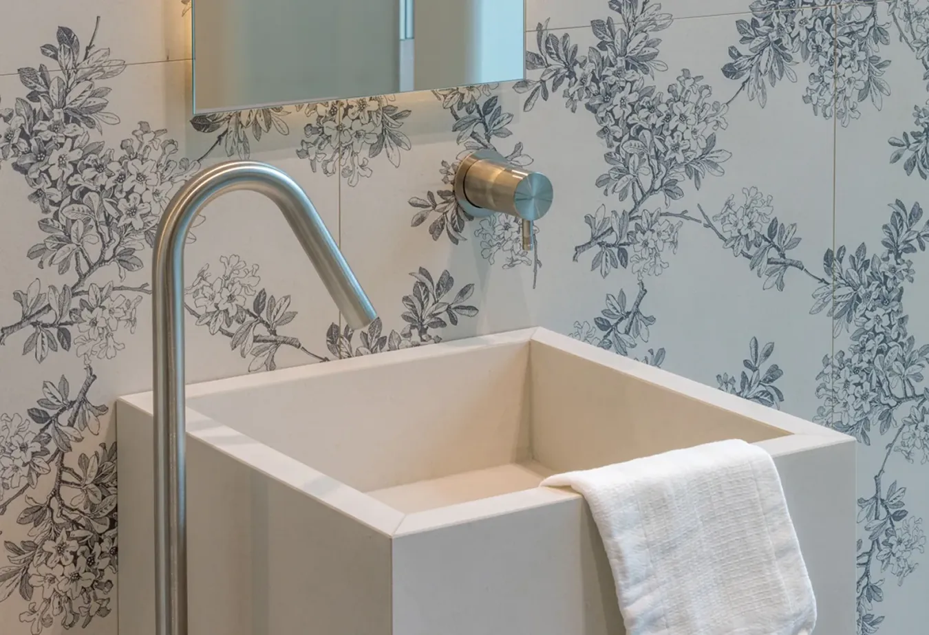 Piastrella effetto legno decorato, serie Journey, in elegante bagno moderno con rubinetteria raffinata.