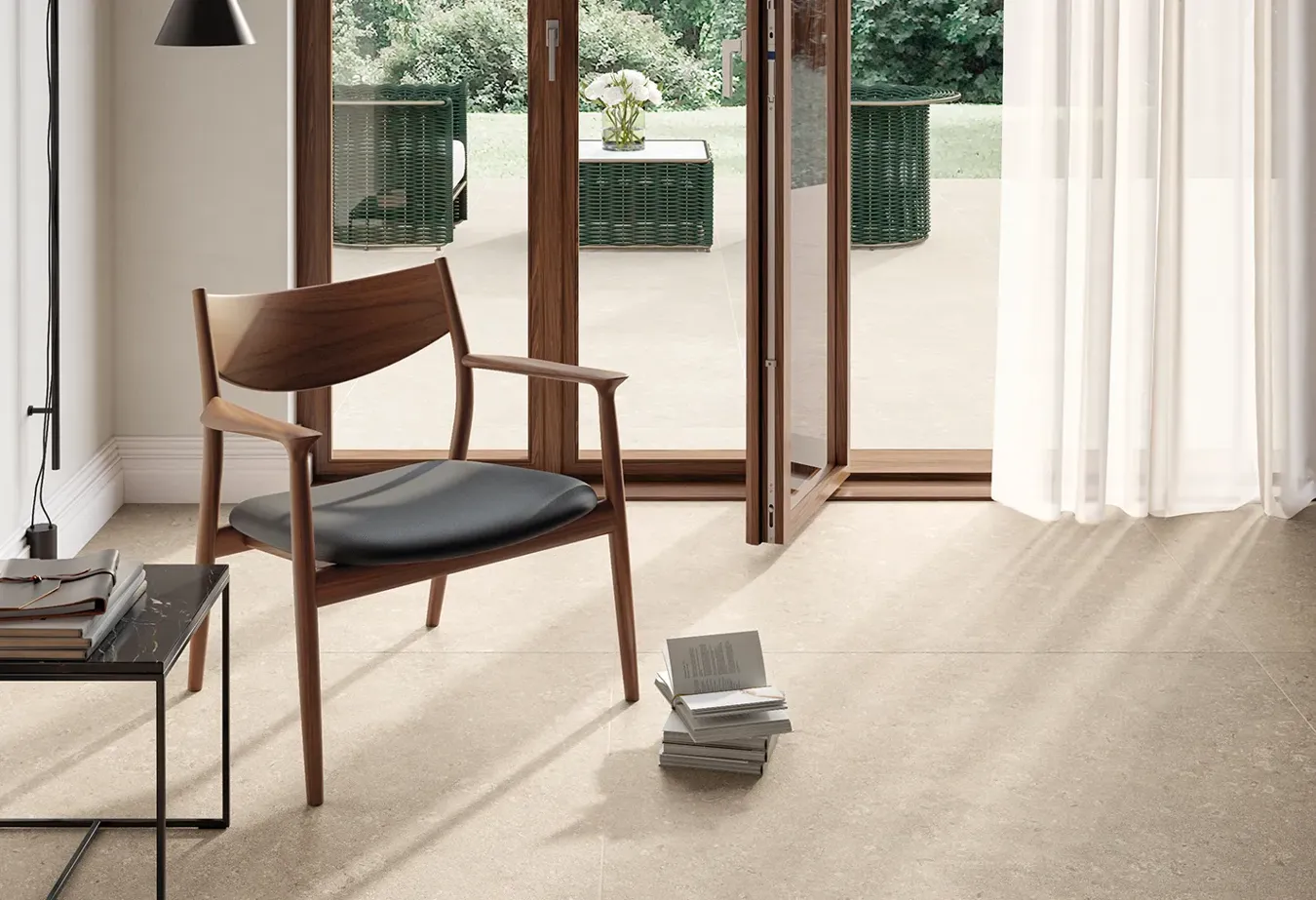 Interno minimalista con gres effetto pietra Heritage colore beige e sedia design moderno.