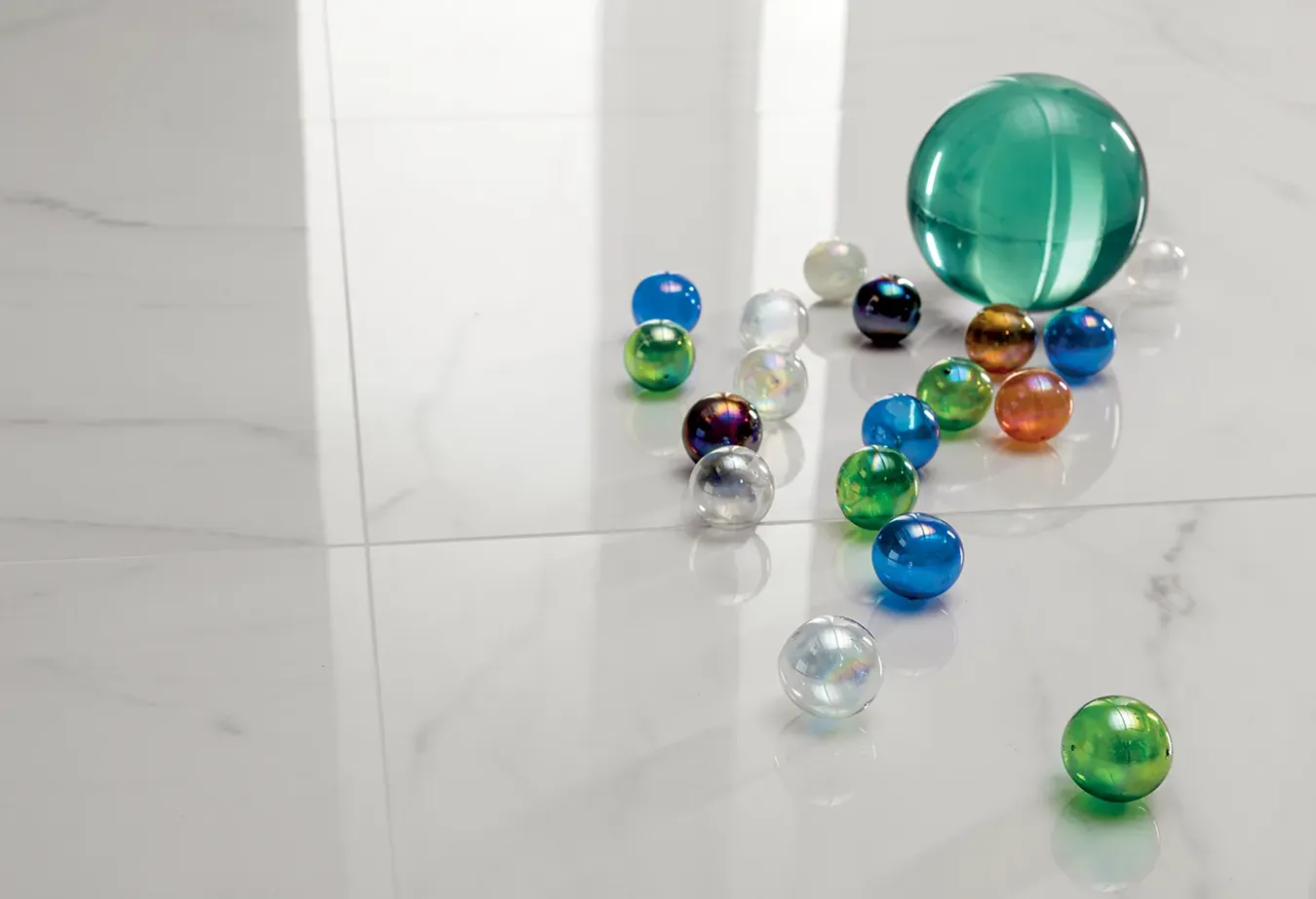 Lincoln Marmor-Effekt Feinsteinzeugboden der Elements Lux Kollektion, belebt durch bunte Glasmurmeln.