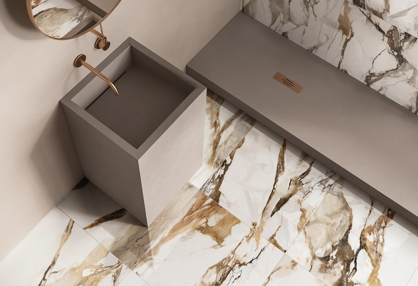 Elegante dettaglio di bagno con lavabo quadrato su pavimento in gres porcellanato effetto marmo decorato e rubinetteria in rame.