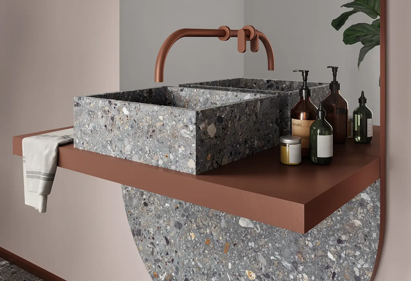 Elegante lavabo in piastrelle Dolmix Dark effetto pietra, con rubinetto rame e accessori raffinati.