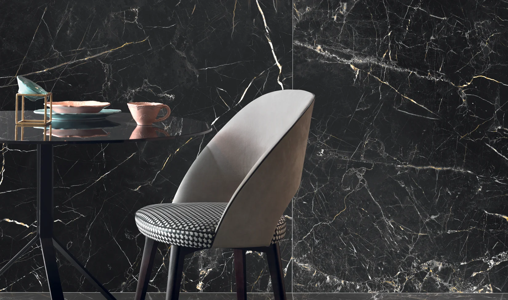 Parete elegante con piastrelle effetto marmo nero Port Laurent della collezione Elements Lux, accostate a mobili di design e illuminazione moderna.