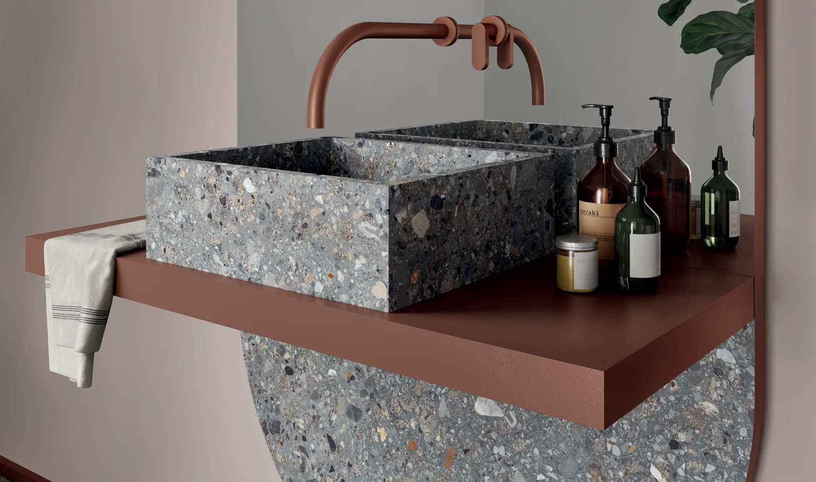  Design di bagno con lavabo in gres porcellanato effetto pietra decorativo della collezione Dolmix in tonalità Dark, rubinetto in rame e accessori.