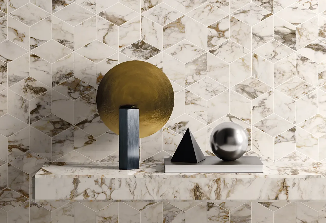 Wand mit geometrischen Marmor-Effekt Feinsteinzeugfliesen in Breccia Tortona aus der Interno4 Kollektion, ergänzt durch moderne Skulpturen.