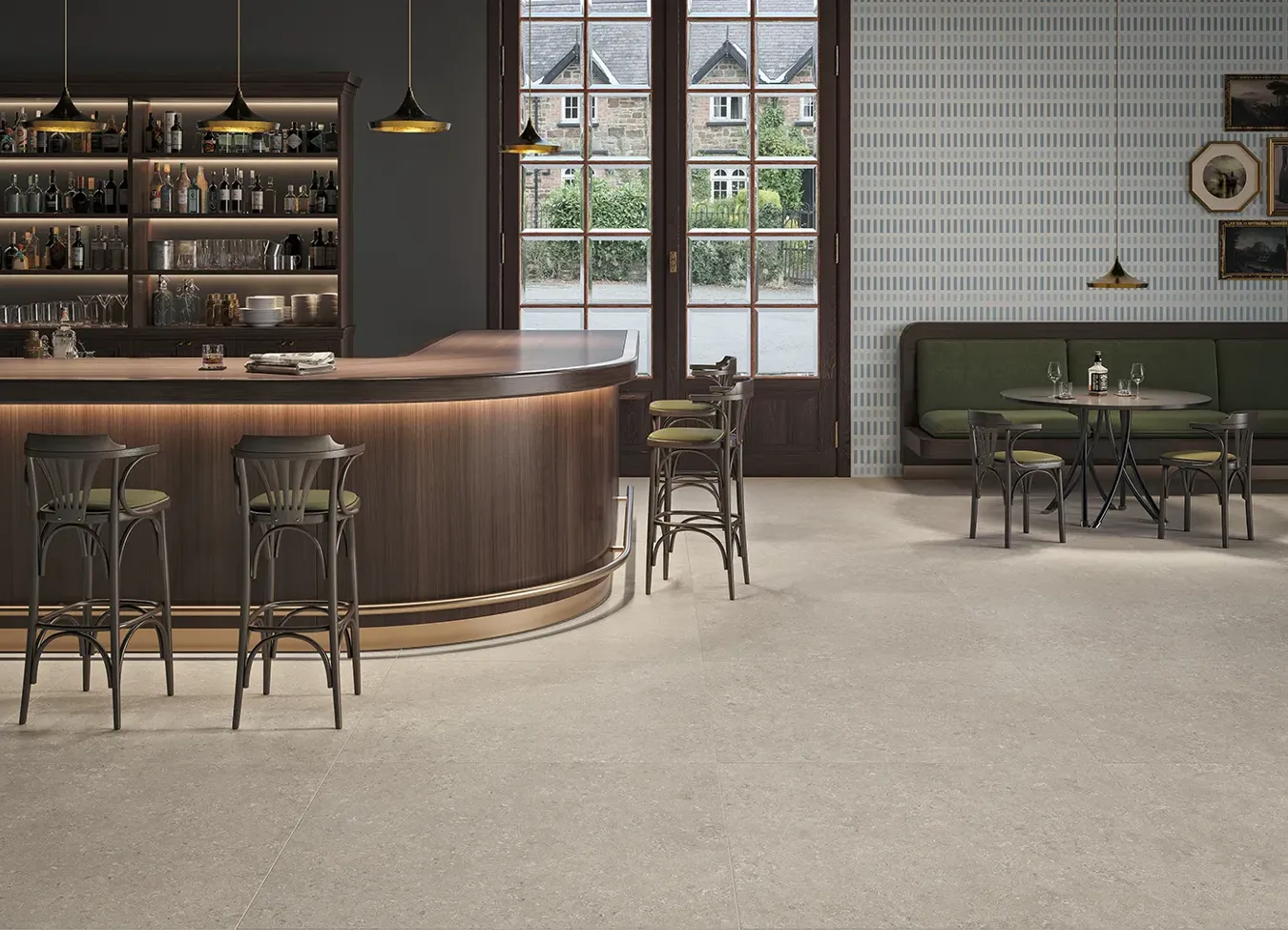 Suelo de gres porcelánico efecto piedra gris en una cafetería elegante con mobiliario de madera.