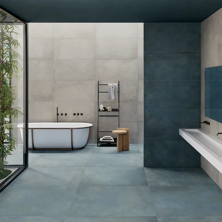 Bagno minimalista con piastrelle effetto metallo della collezione Plate, pavimento colore Titanium e arredi eleganti.