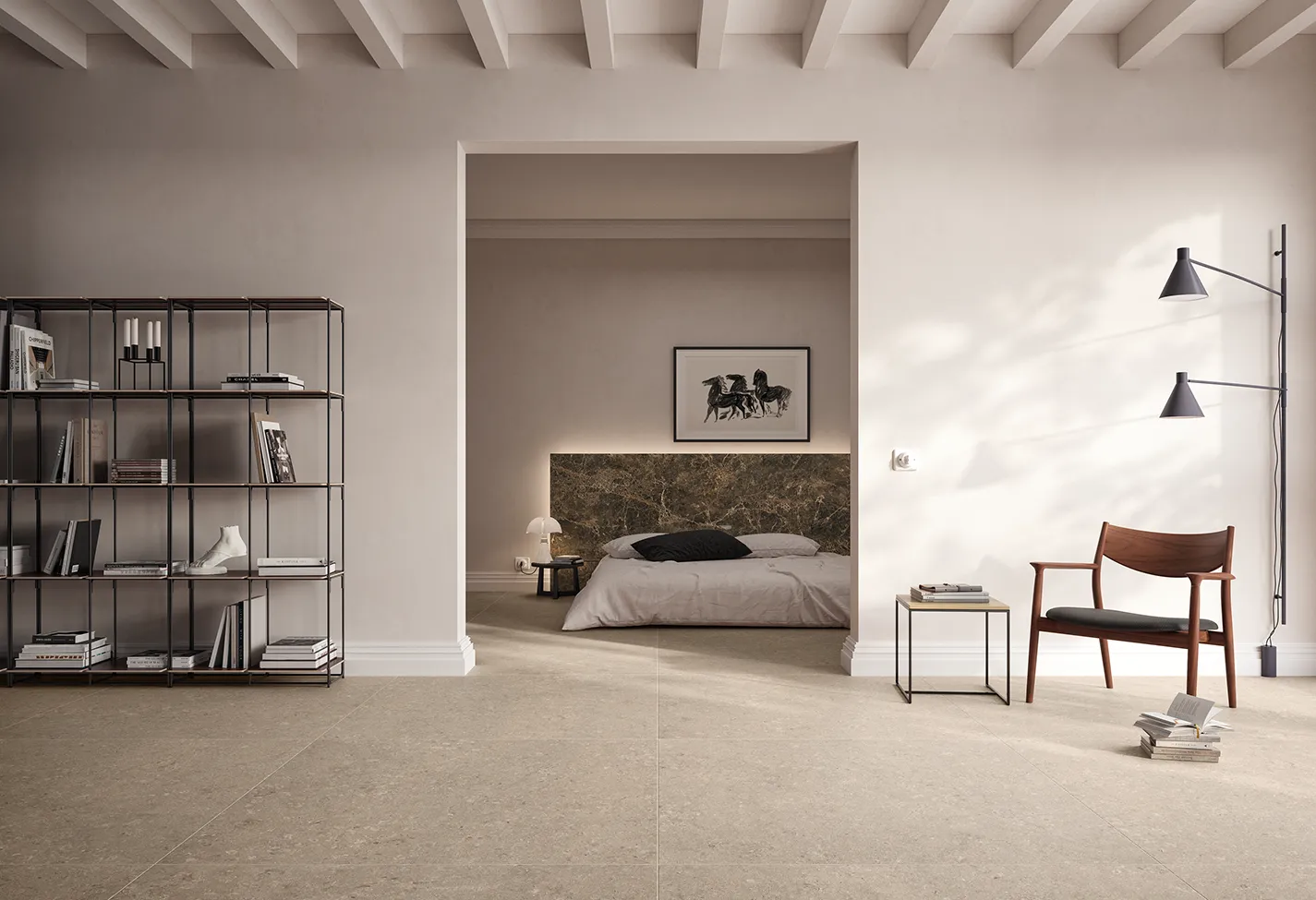Просторный минималистичный интерьер с полом из бежевого керамогранита, современной металлической книжной полкой, видом на изящную спальню и дизайнерской мебелью.