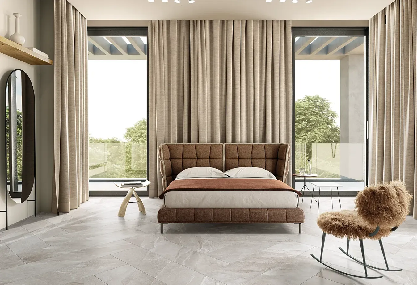 Habitación elegante con baldosas efecto piedra greige de la colección Ubik, cama marrón acolchada y cortinas a juego.