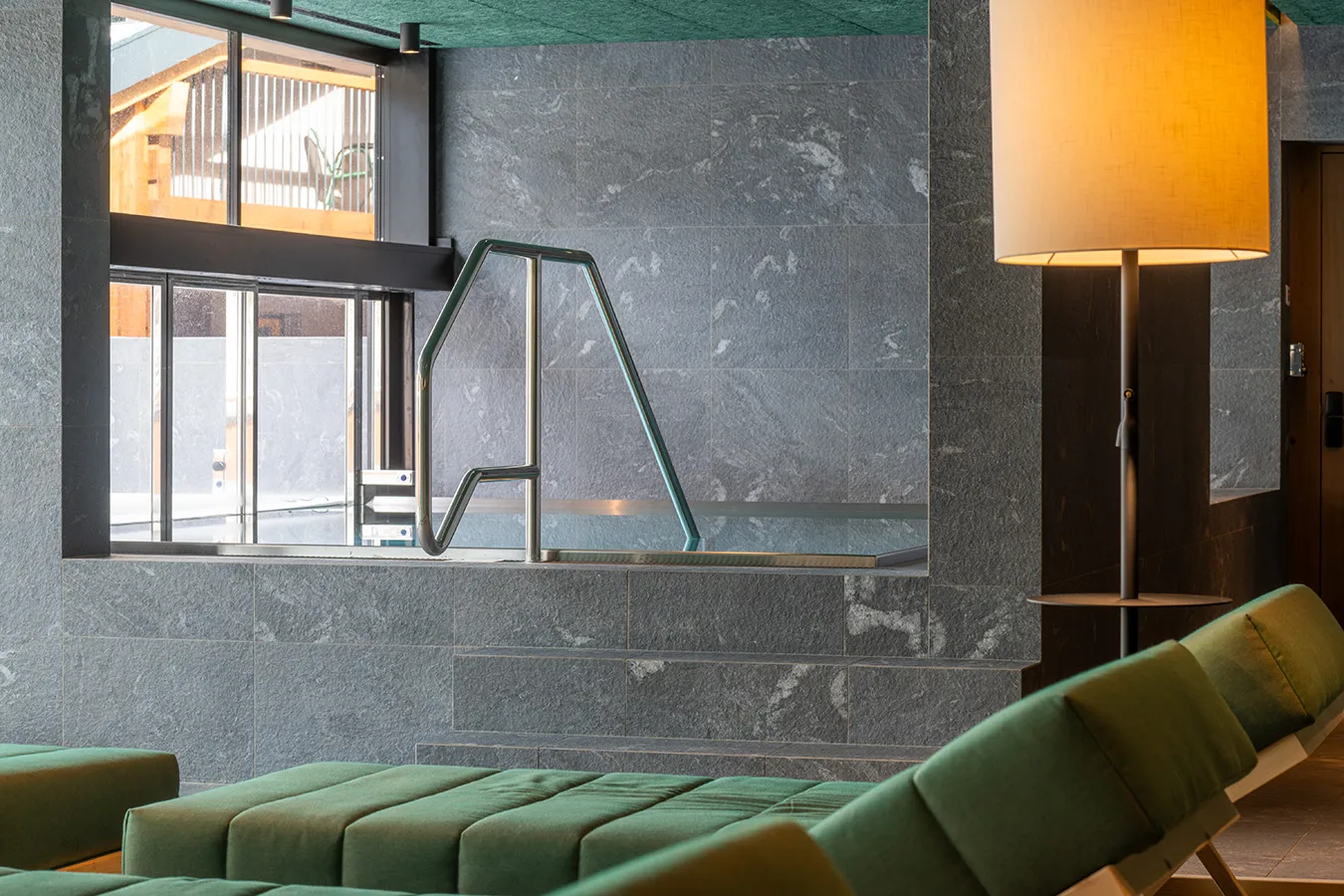 Intérieur de l'Hotel Alpenroyal présentant un revêtement de spa gris foncé chic de la collection Percorsi Frame en couleur Cosmic Black.