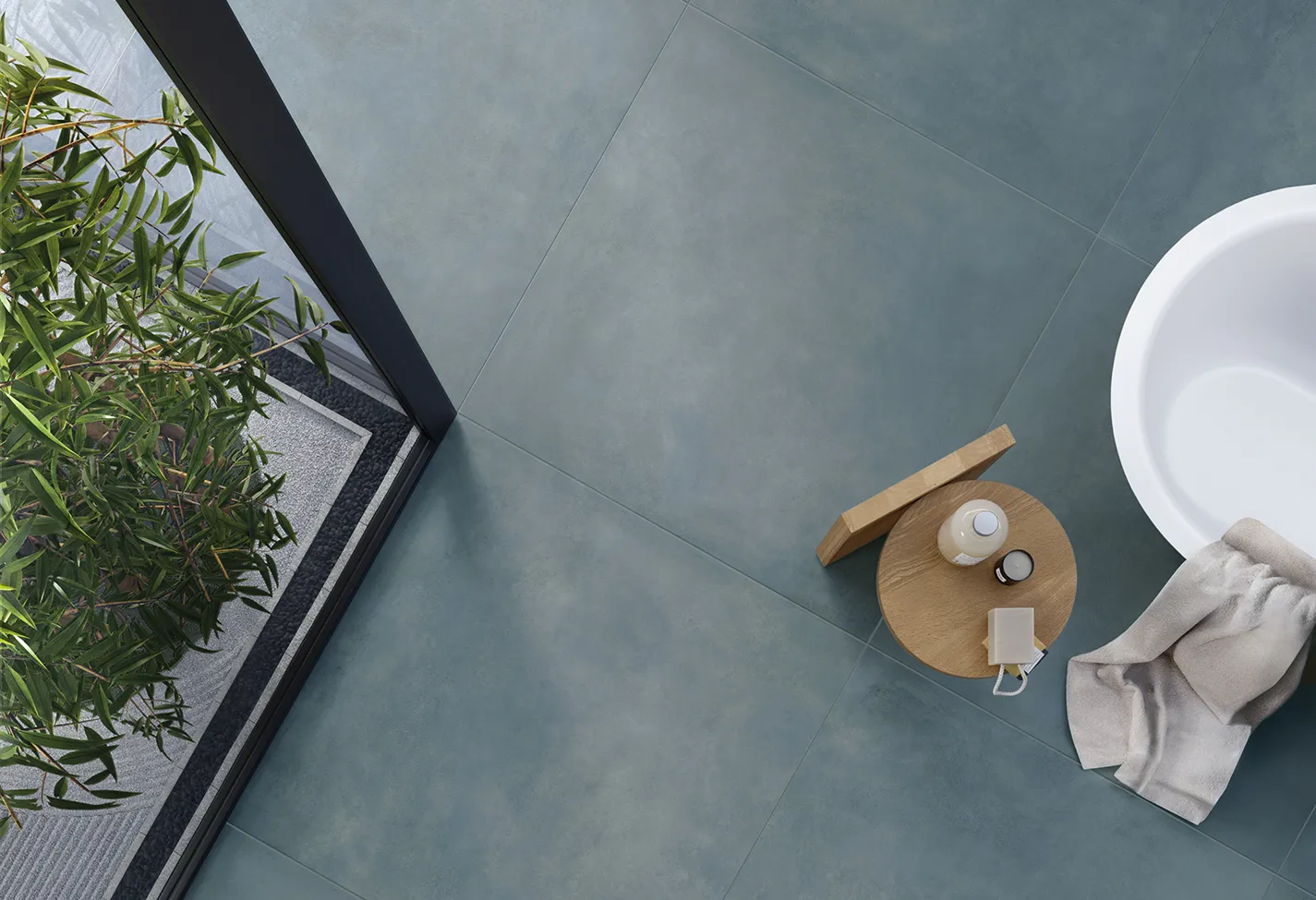 Bagno spazioso con pavimento effetto metallo colore titanium e pareti colore Plate Tin dalla collezione Plate, vasca indipendente e vanità moderna.