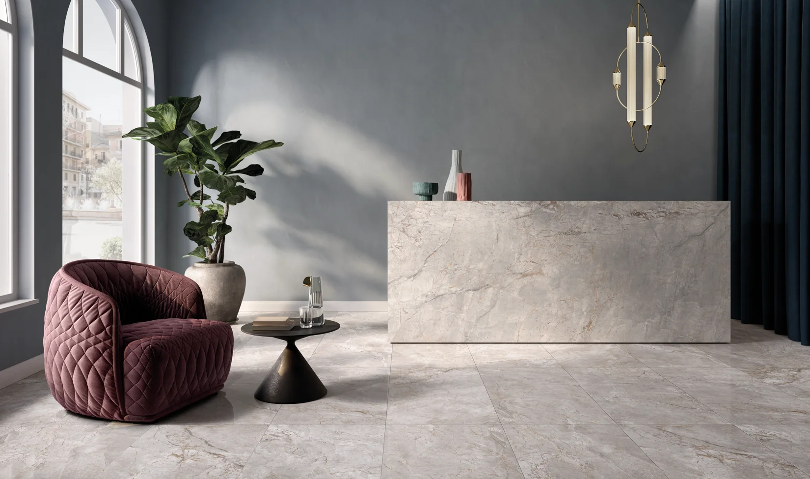 Piastrelle in gres porcellanato effetto marmo grigio in ambiente interno con mobili di design e grande finestra.