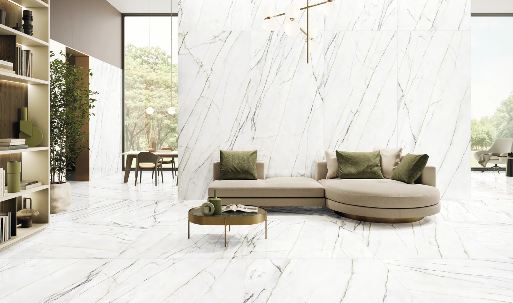 Soggiorno lussuoso con pavimento in gres porcellanato effetto marmo della collezione Elements Lux versione Calacatta Verde, mobili contemporanei e vista su giardino esterno.